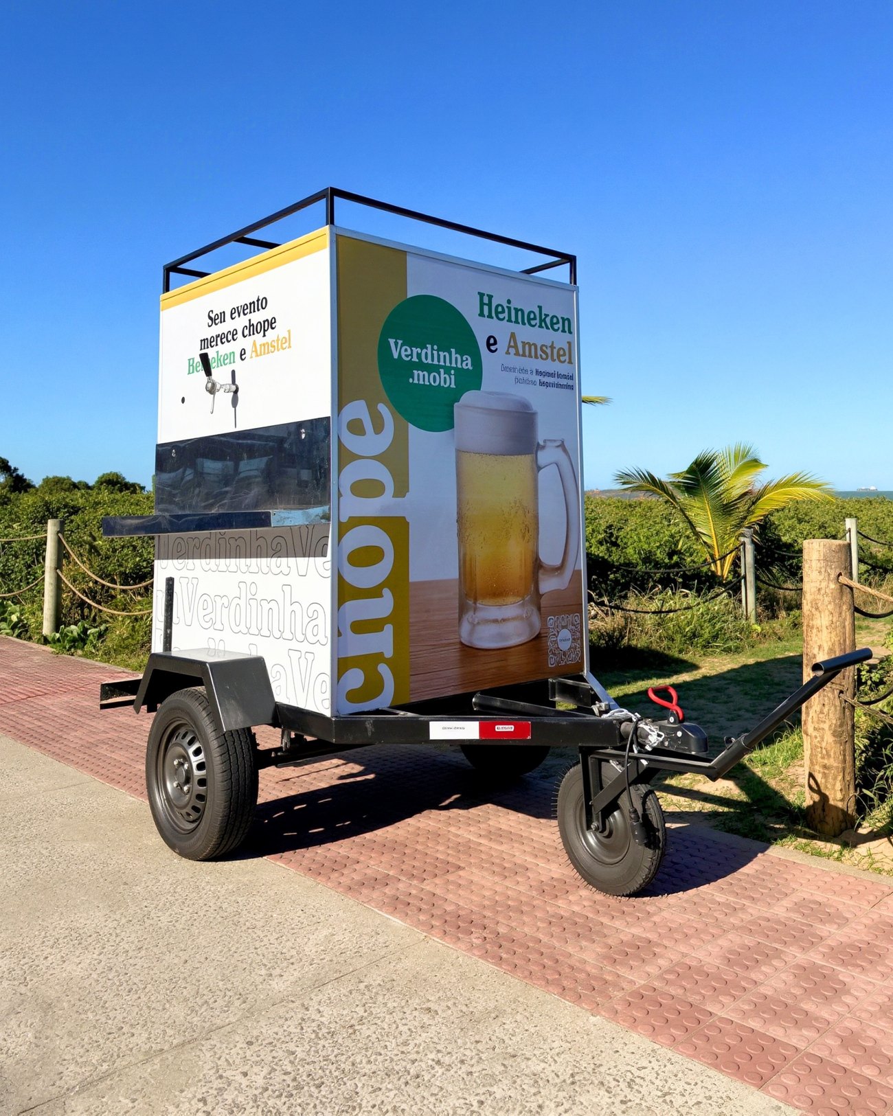 Unidade móvel Verdinha.mobi adesivada, com torneiras de chope, posicionada à beira-mar