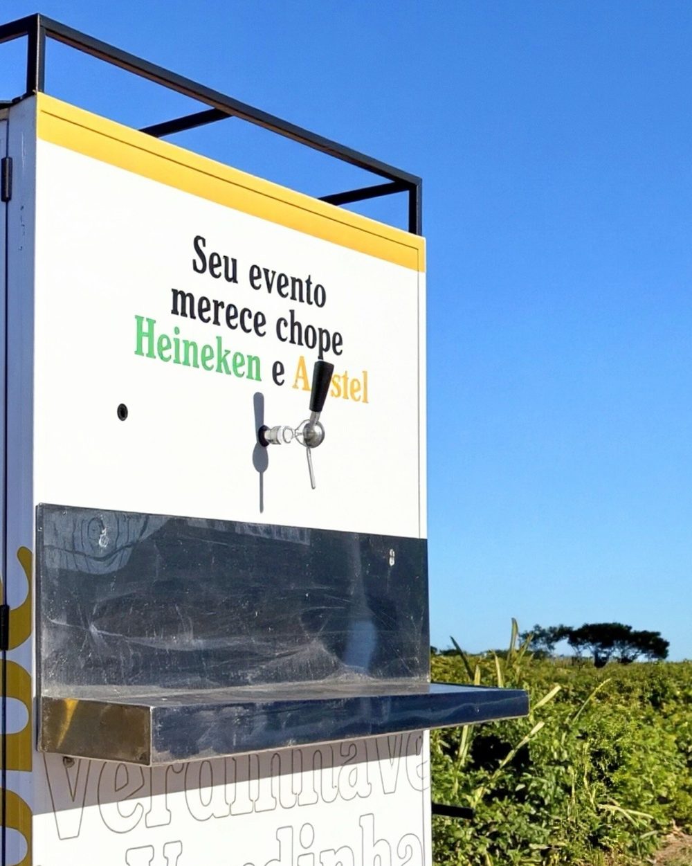 Detalhe da torneira de chope e do balcão em inox da unidade Verdinha.mobi