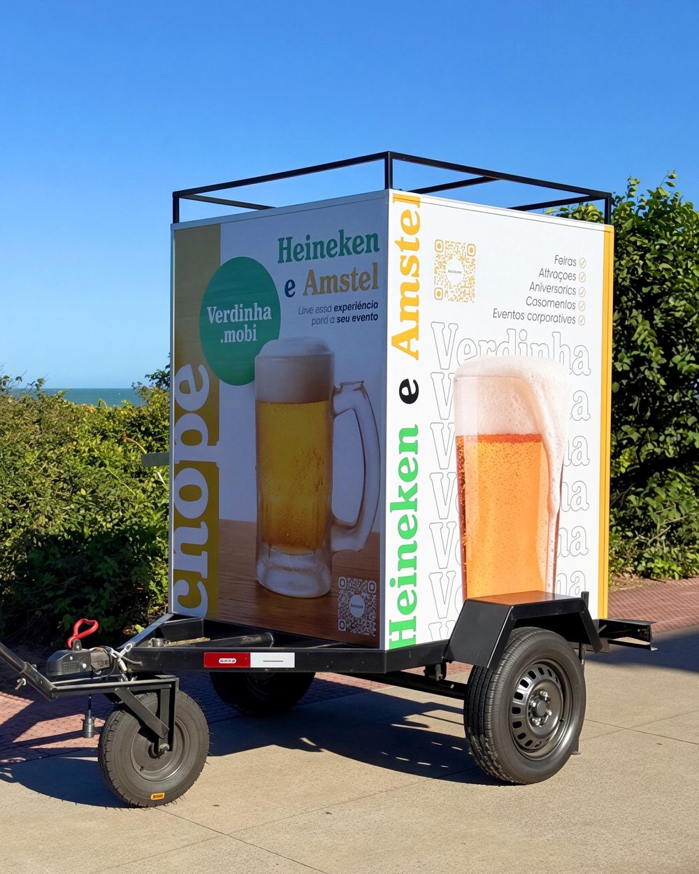Unidade móvel Verdinha.mobi vista de frente, com a comunicação chope Heineken e Amstel