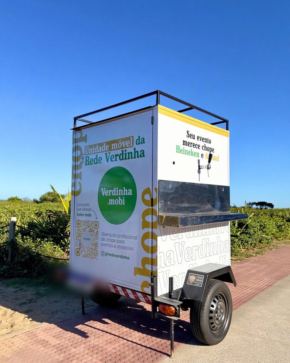 Painel traseiro da unidade Verdinha.mobi identificando a Rede Verdinha